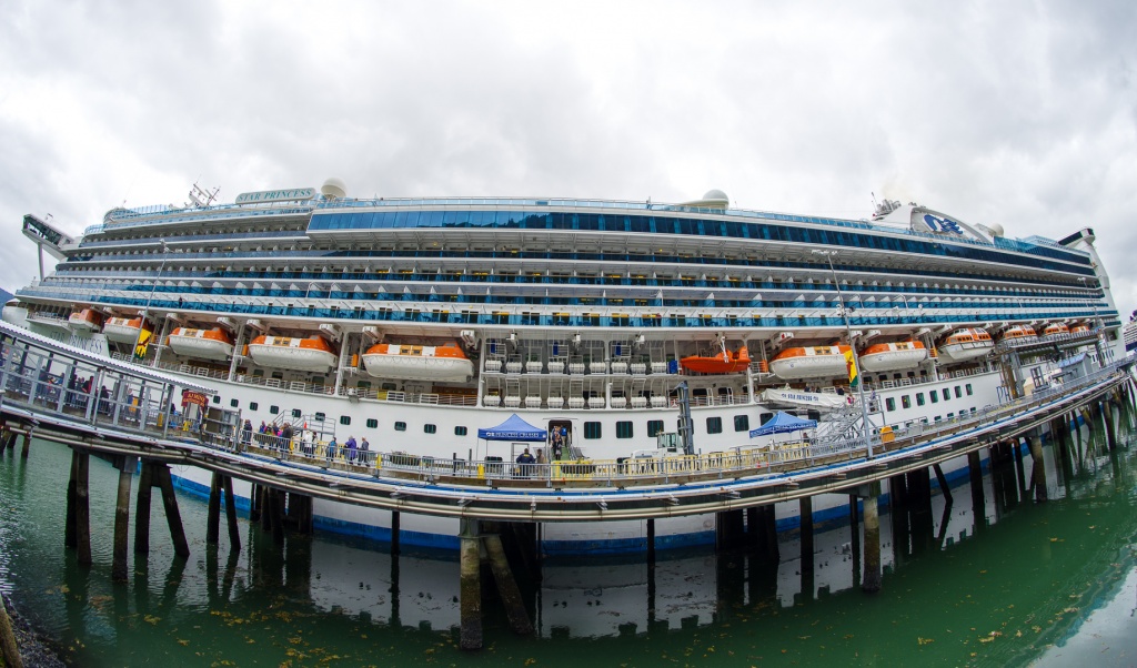 201806 Alaska-201 docked in Juneau.jpg