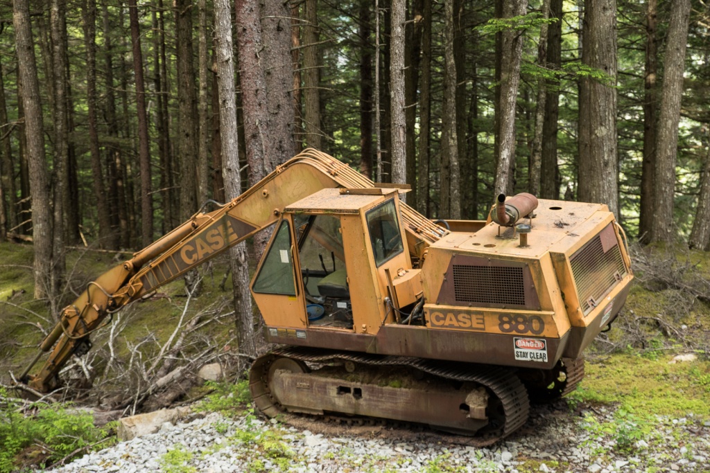 201806 Alaska-416 broken backhoe.jpg