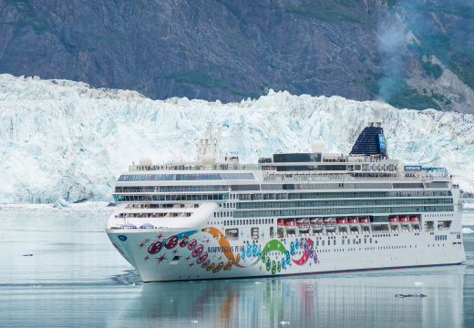 Norwegian Pearl leaving glacier