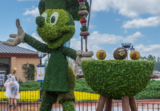 Mickey grilling topiary
