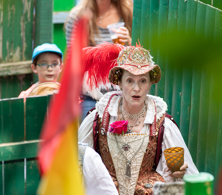 Leila and the queen in the maze