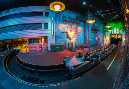 Rock 'n Rollercoaster queue