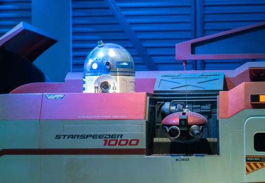 R2-D2 in Star Tours queue