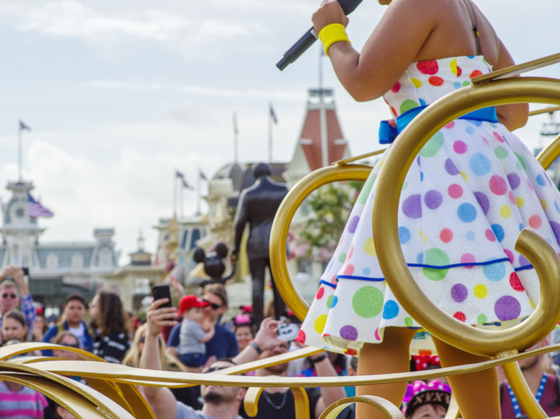 Move It! Shake It! MousekeDance It! Street Party