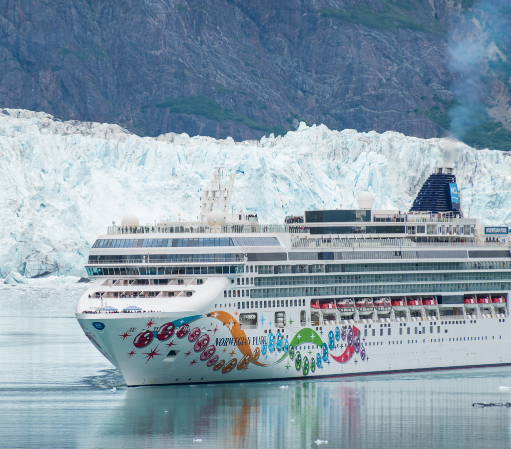 Norwegian Pearl leaving glacier