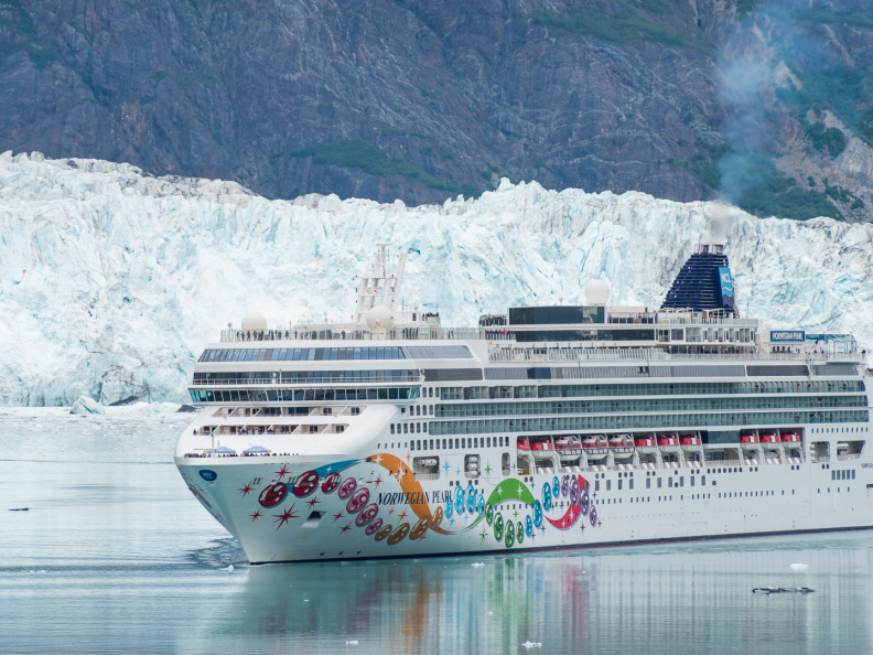 Norwegian Pearl leaving glacier