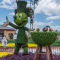 Mickey grilling topiary