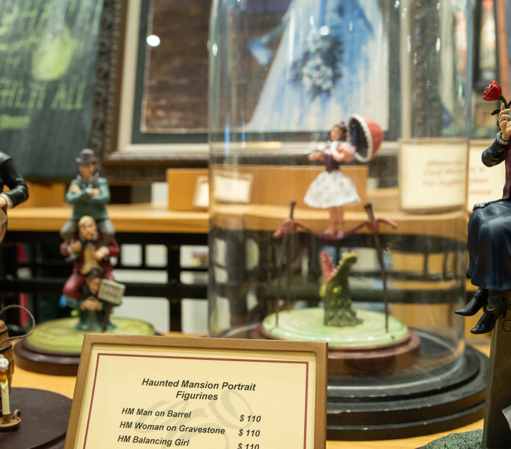 Haunted Mansion stretching portrait figures
