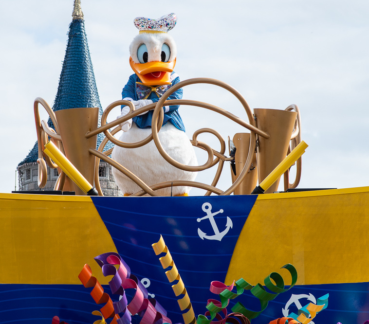 Move It! Shake It! MousekeDance It! Street Party