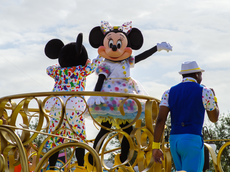 Move It! Shake It! MousekeDance It! Street Party