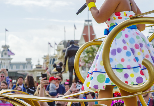 Move It! Shake It! MousekeDance It! Street Party