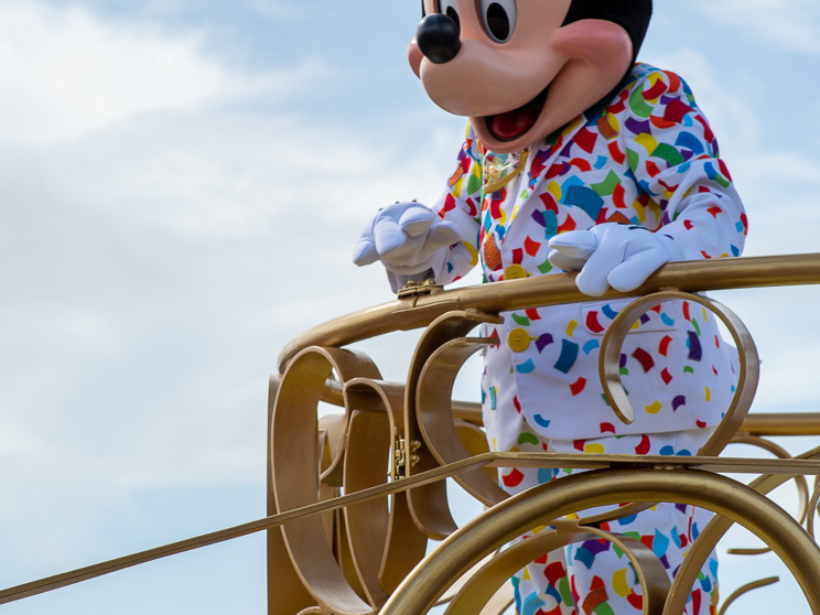 Move It! Shake It! MousekeDance It! Street Party