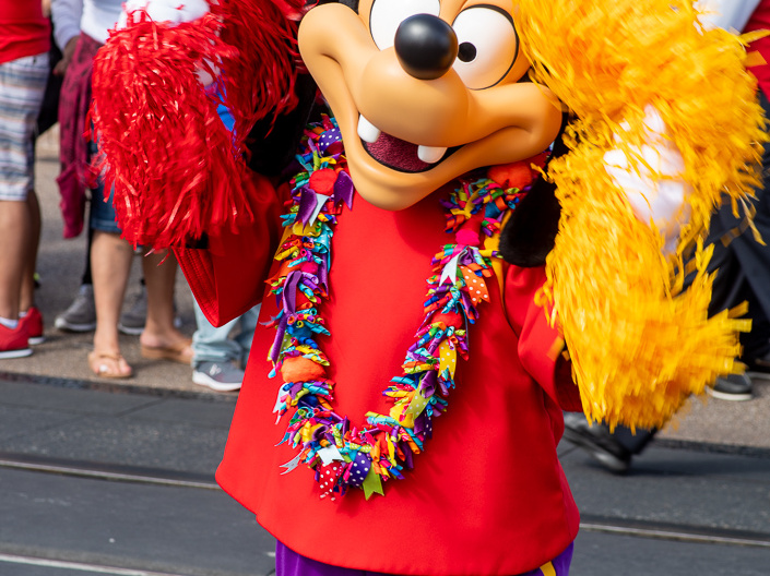 Move It! Shake It! MousekeDance It! Street Party