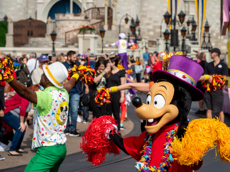 Move It! Shake It! MousekeDance It! Street Party